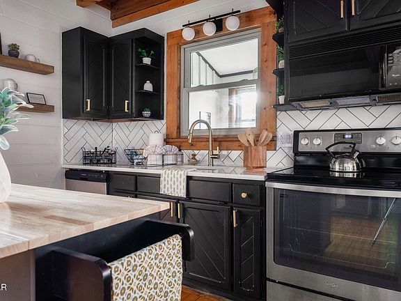 14th image of 1008 Walini Way