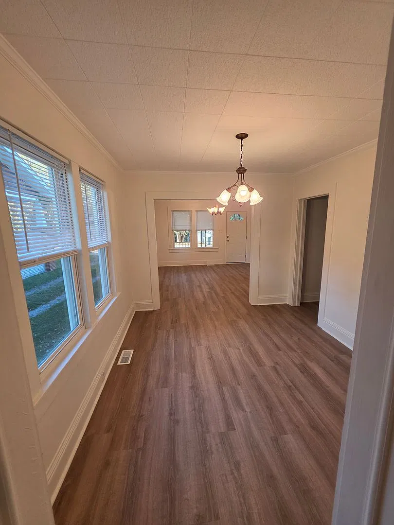 Renovated 2/1 colonial style cottage on quiet street with large laundry room, cellar, and carport. — Photo 4