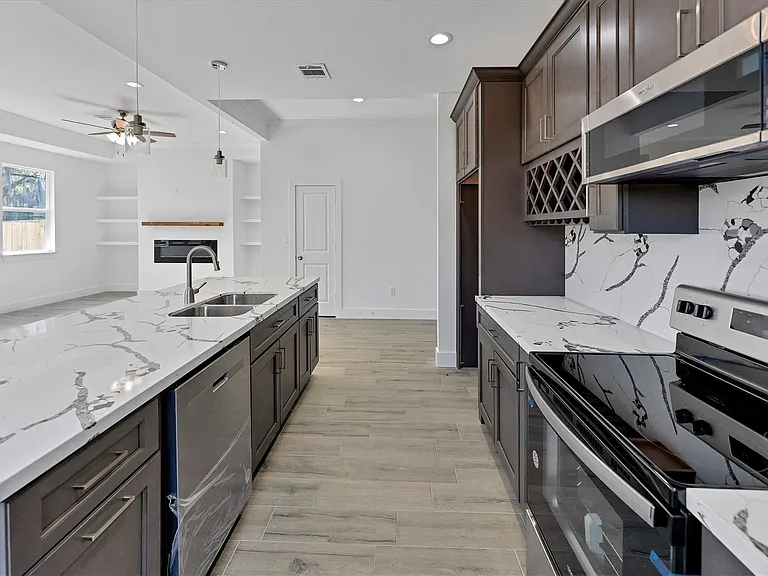 939 Lake View Dr — Photo 13
