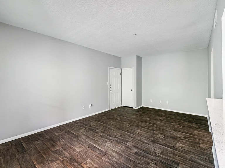 Waterford Creek Apartments — Photo 9