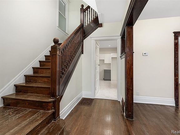 5th image of 2402 Sheridan St