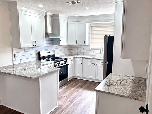 3rd image of 1206 King Henry Dr