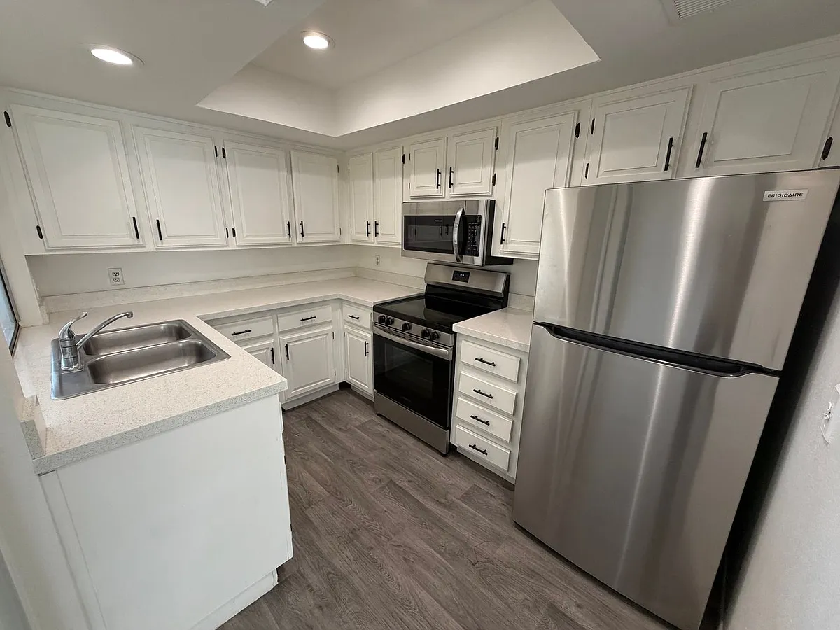Building Photo - 461 W Holmes Ave #340
