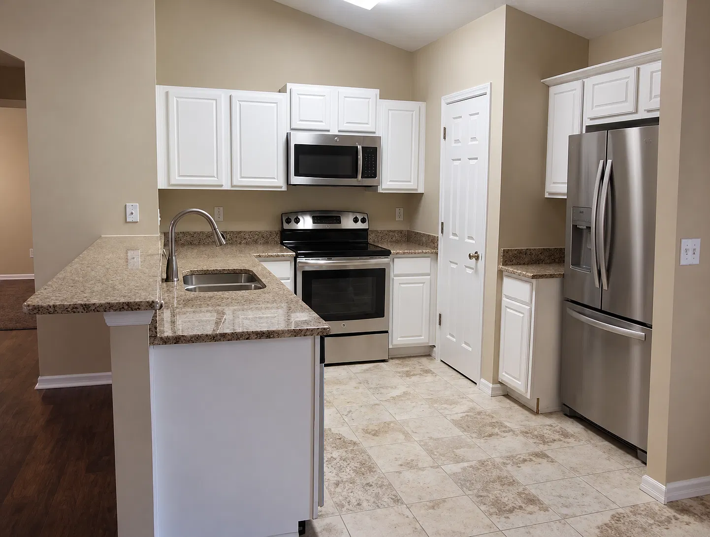 3 bed, 1150 sqft, $2,200 — Photo 2