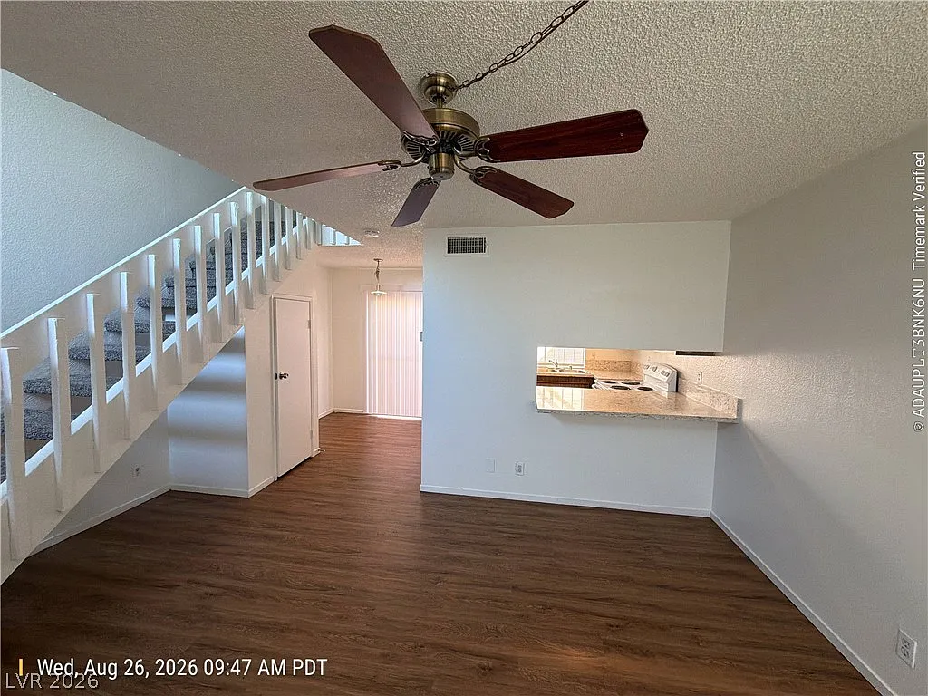 1 bed, 1.0 bath, 748 sqft, $1,056 — Photo 4