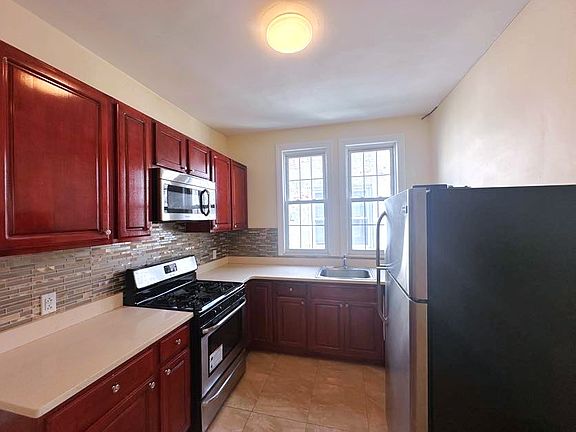 3rd image of 2527 46th St APT 2