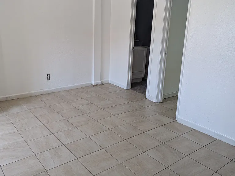 926 E 11th St #1 — Photo 5