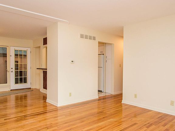 4th image of 924 N Maple Rd
