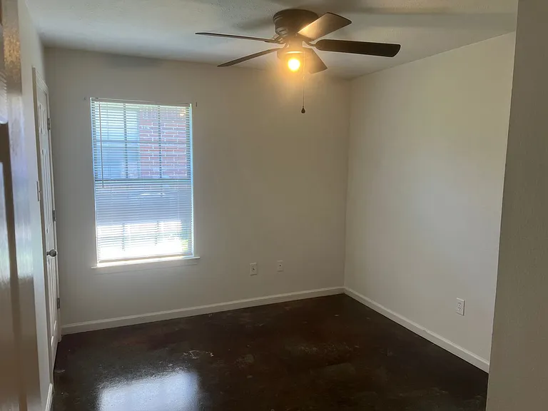 411-413 Middle Rd — Photo 9