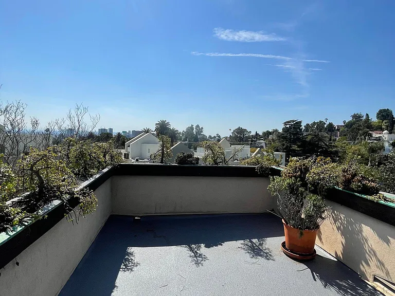 2232 N Beachwood Dr #14 — Photo 10