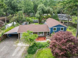 9425 Galatian Dr, Whitmore Lake, MI 48189