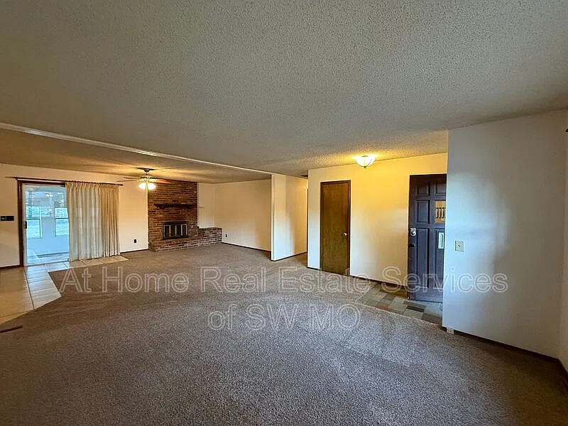 3 bed, 2.0 bath, 1601 sqft, $1,555 — Photo 2