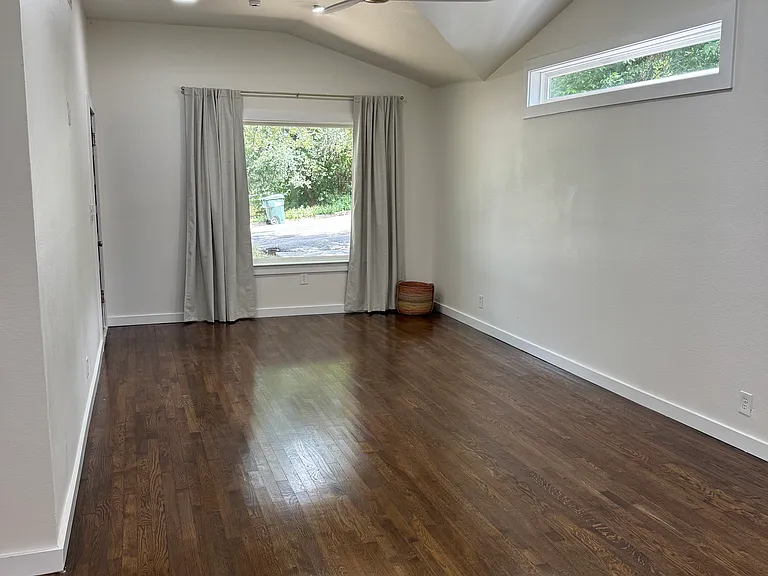 409 Sarah St — Photo 9