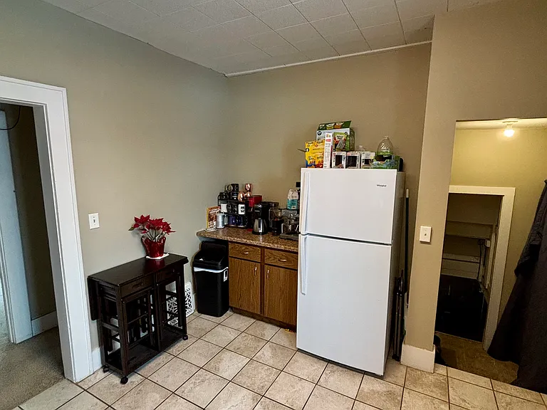 208 E Lewis St — Photo 4