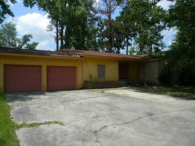 1st image of 2415 Hickory Dr
