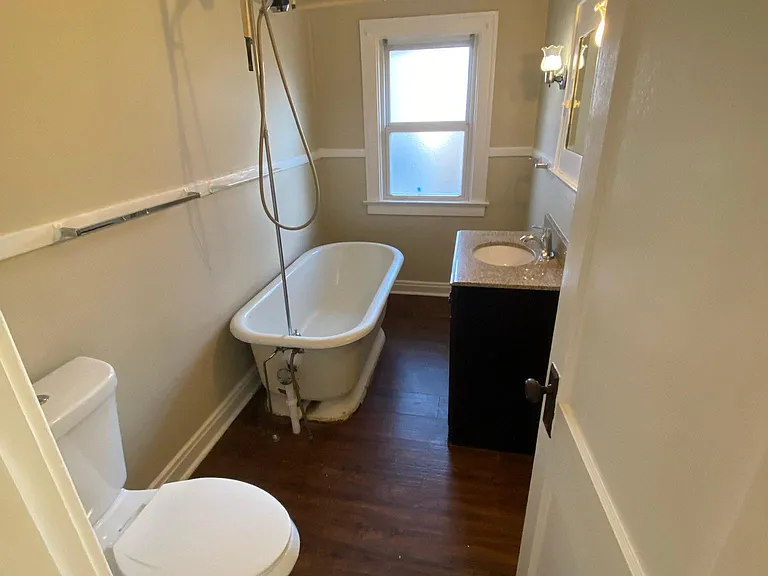 2438 Glenmawr Ave — Photo 10