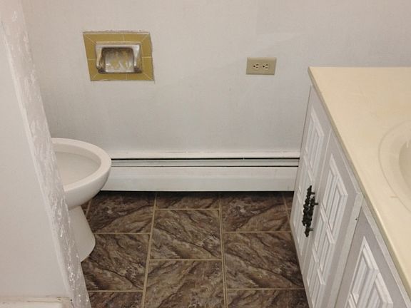 5th image of 604 W 2nd St #2