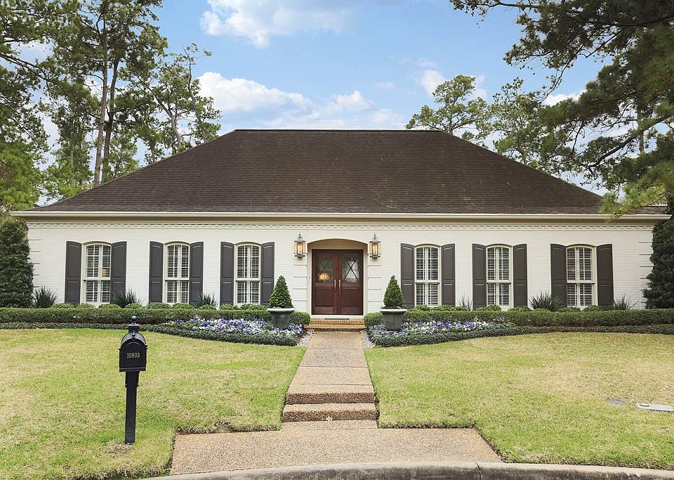 FRONT EXTERIOR: Large cul-de-sac lot (29,750 sq.ft.) in Hunters Creek. New landscaping, reworked sprinkler system (2010) and exterior paint in 2012.