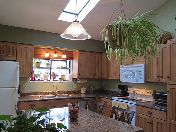 3rd image of 4 Kelley Ln