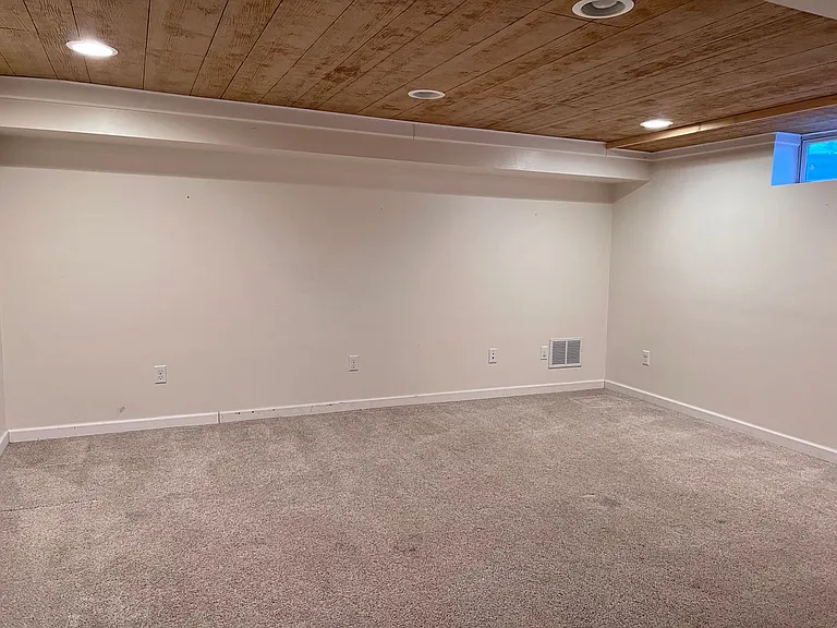1552 Woodlawn Ave SE — Photo 14