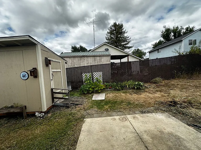 242 Currier Ave — Photo 6