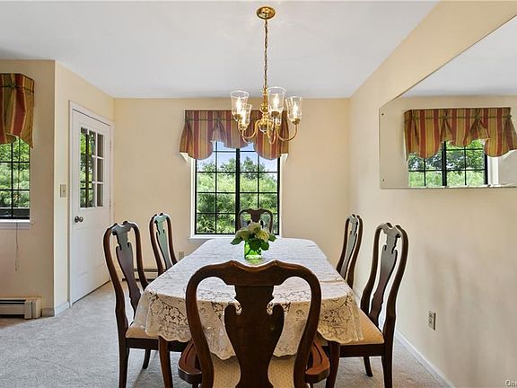 4th image of 124 Foxwood Cir
