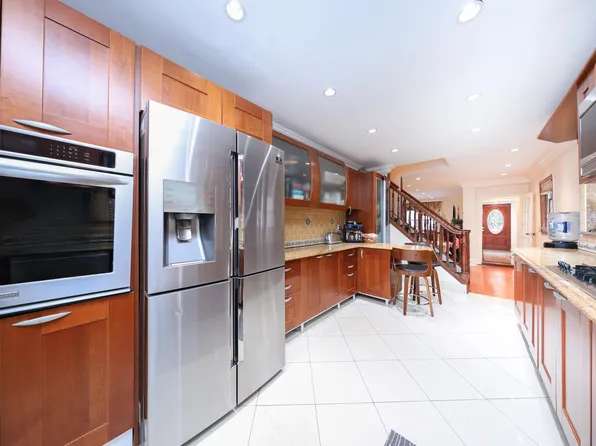 1711 Gerritsen Avenue image 8 of 41