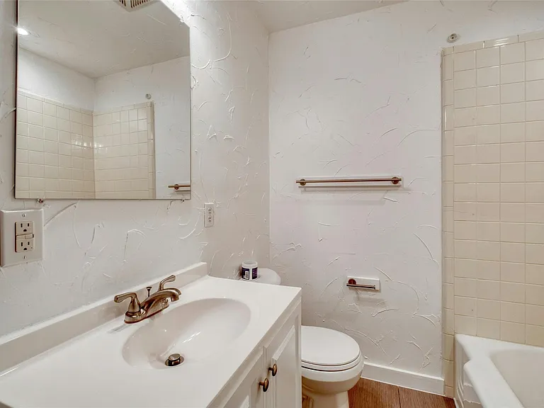 511 Sloan St — Photo 17
