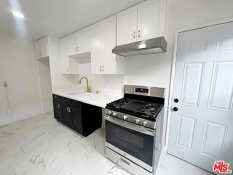 2416 Boone Ave — Photo 6