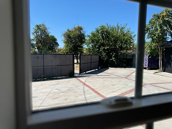 3rd image of 7829 Nagle Ave