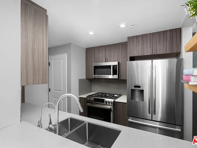930 N Doheny Dr #317 — Photo 6