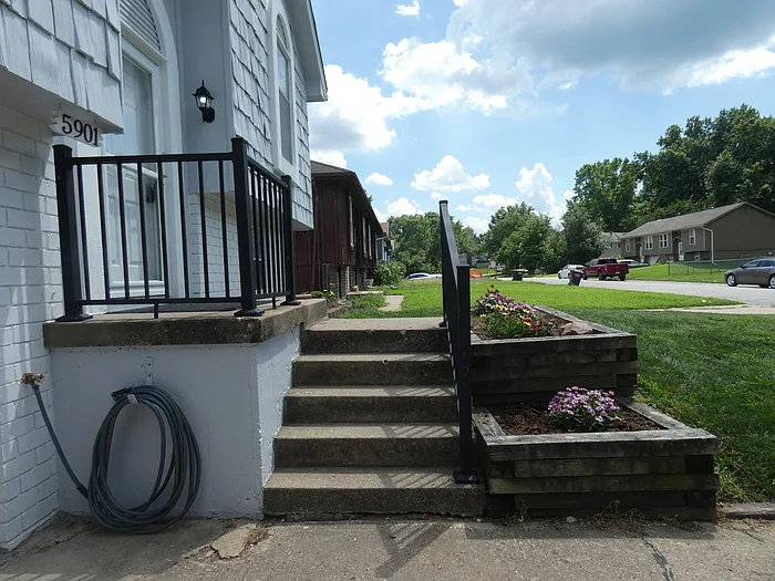 5901 Creek View Dr — Photo 2