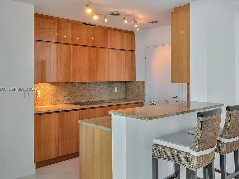 50 S Pointe Dr #2007 — Photo 16