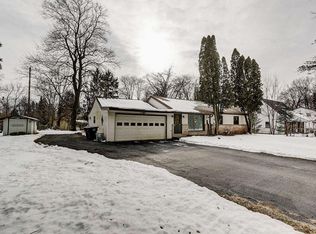 S107W29885 Pickering Dr, Mukwonago, WI 53149