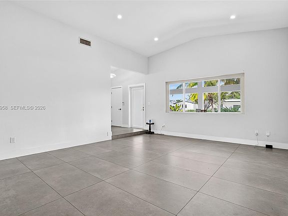 5th image of 2325 NE 194th St