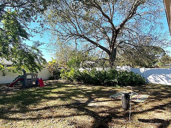 4th image of 732 SE Carnival Ave