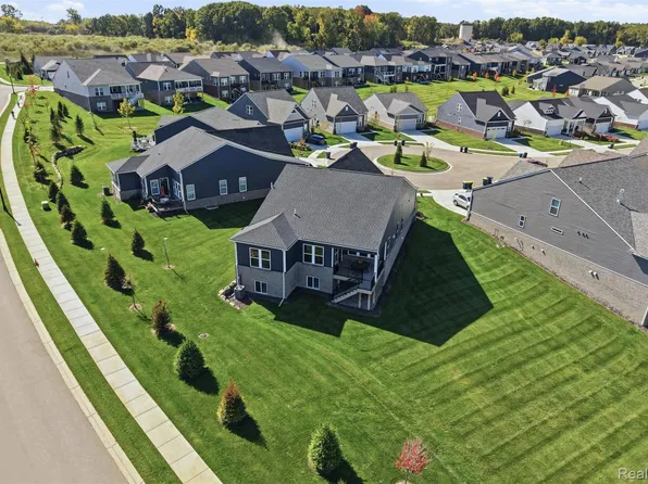 1562 Moss Dr, Milford, MI 48381