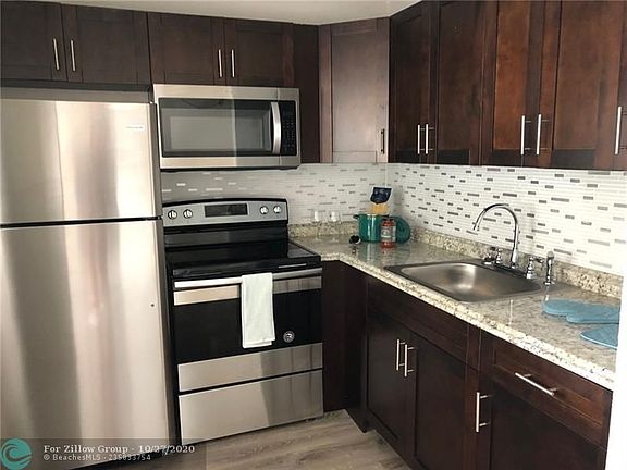 4th image of 2700 Vandiver Dr #4D