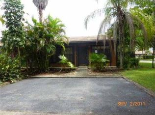 10130 Woodbury Ct, Pembroke Pines, FL 33026