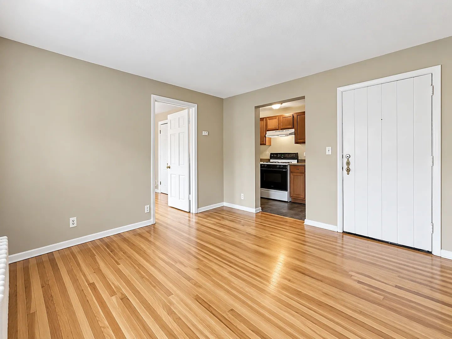 Cozy and Affordable Apartments on Green Line! — Photo 2