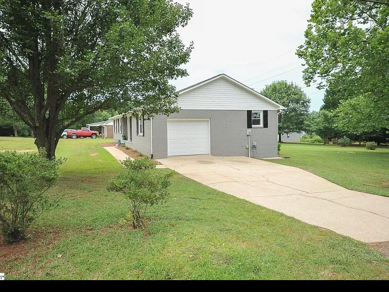 103 Newman Dr — Photo 2
