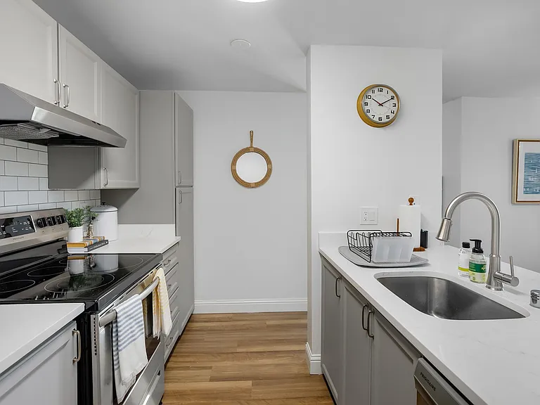 Dockside Apartments — Photo 7
