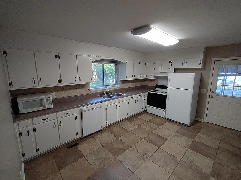 8355 Oak Dr — Photo 3