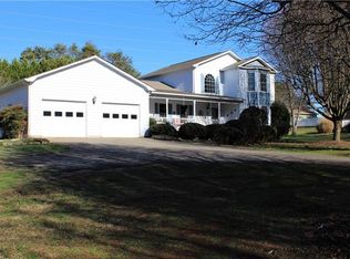 3956 Den Dr, Hickory, NC 28602