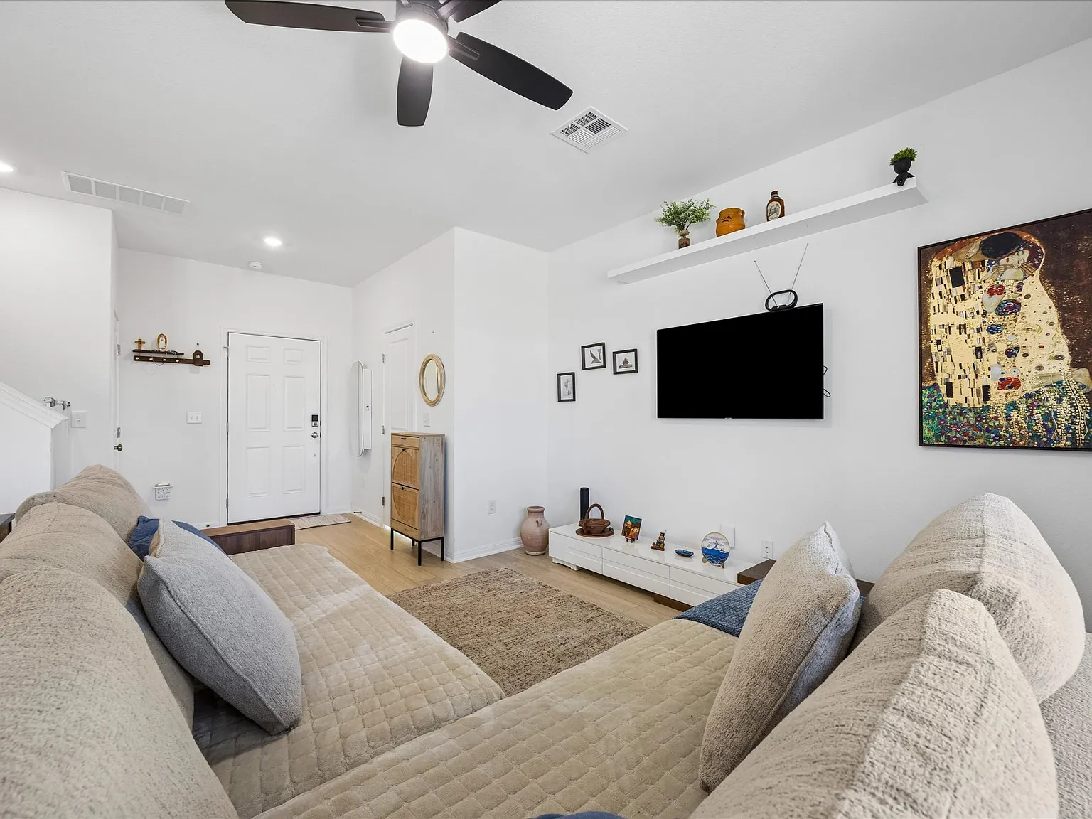 3 bed, 1726 sqft, $2,300 — Photo 3