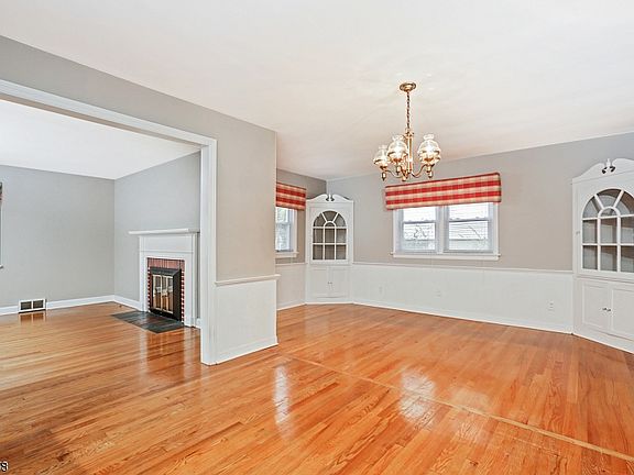 5th image of 44 Crystal Ave