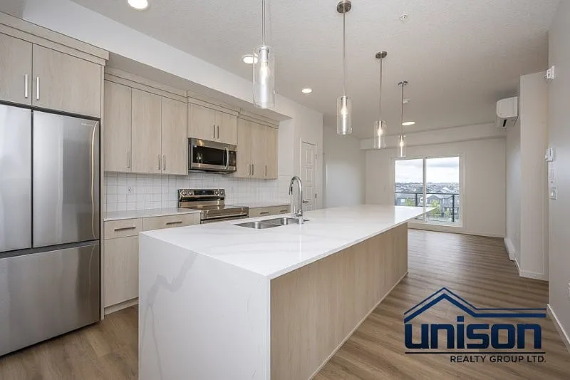 2 bed, 920 sqft, $2,300 — Photo 1