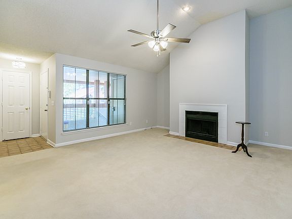 5th image of 604 Clubhouse Ct