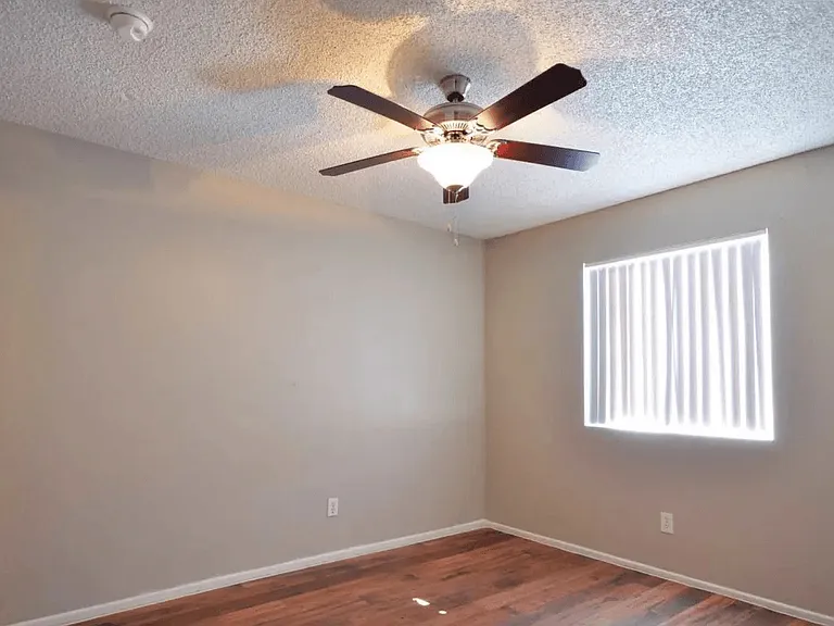 Gilbert Square Apartments — Photo 10