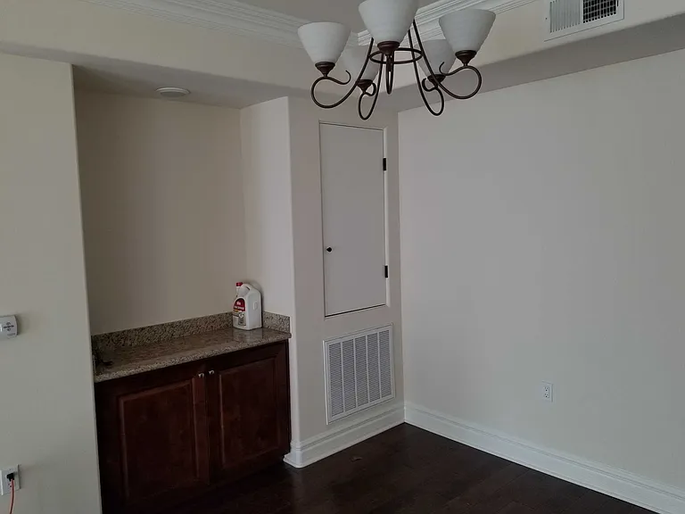 Riverside Dr — Photo 17